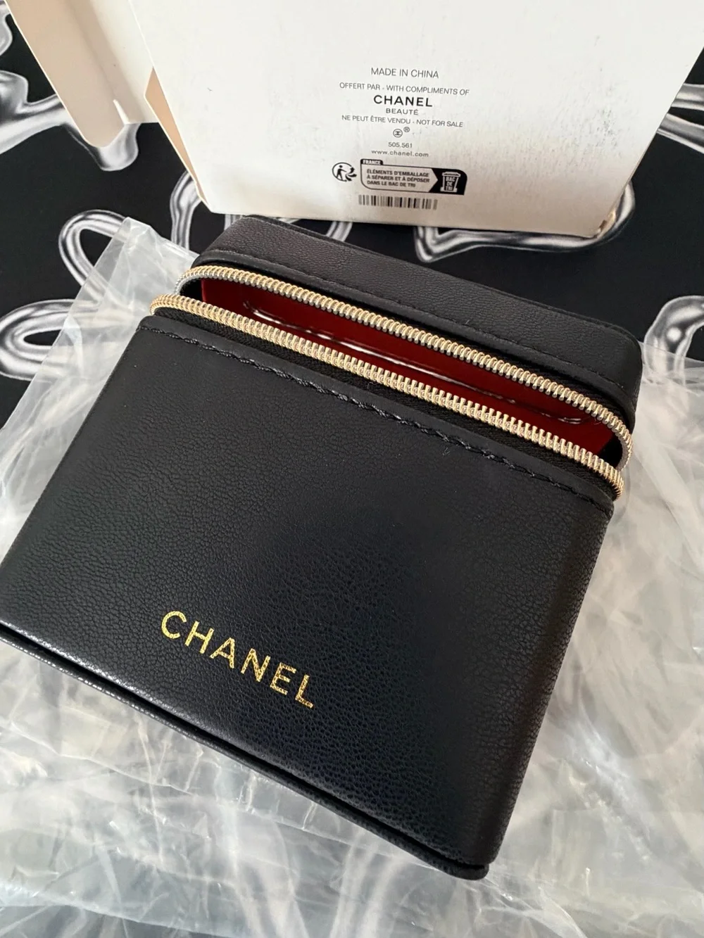 CHANEL GWP Lip Case with Mirror (hold 4 lips) Limited Edition
